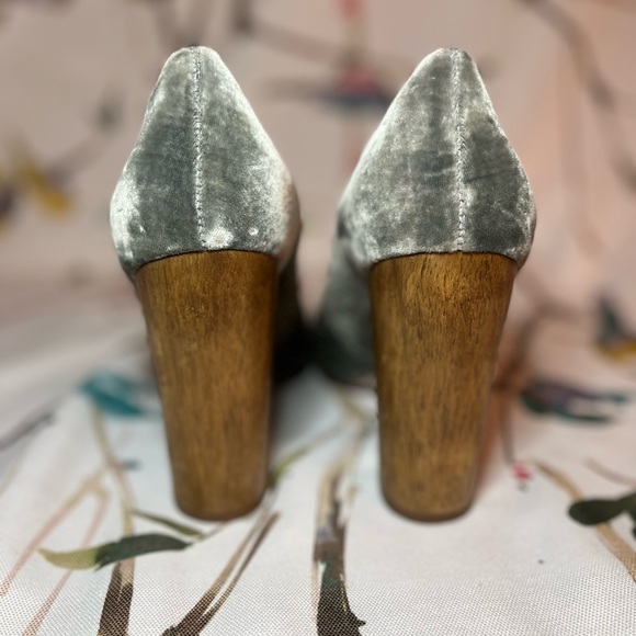 Grey velvet, round toe, wooden heel pump by Juicy Couture w box (nearly vintage) - Picture 12 of 15